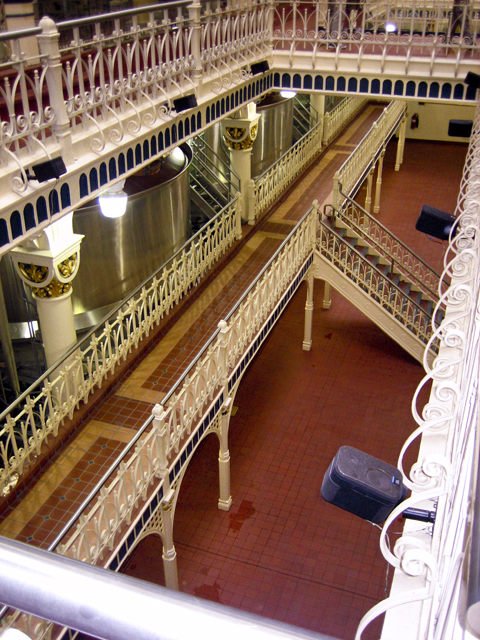 14_Interior_Walkway